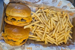 Caixa Família 4 Cheese Burguer + fritas (400 gramas)
